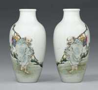 IRON-RED FOUR-CHARACTER JURENTANG ZHI MARK， HONGXIAN（1916-1924） A PAIR OF FAMILLE ROSE OVOID VASES